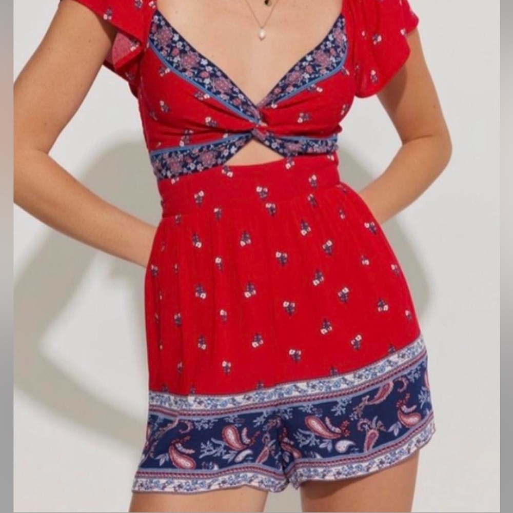 Francesca’s Keyhole Flutter Sleeve Romper